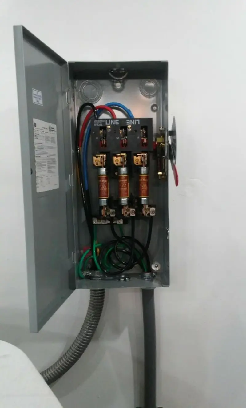 Three-phase disconnect switch installed for Smoke Detector Installation in Salem